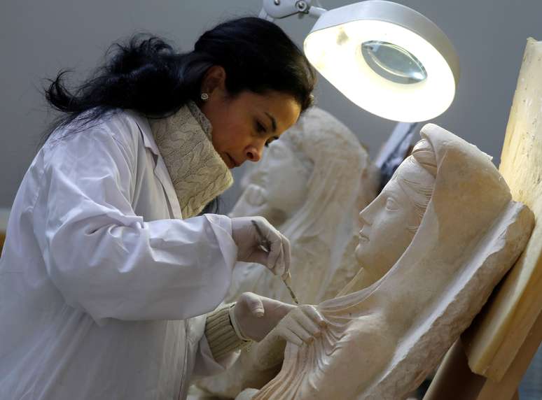 Especialista trabalha em escultura danificada de Palmira no Museu Nacional de Damasco, na Síria
09/01/2019 REUTERS/Omar Sanadiki