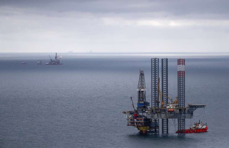 Plataforma de petróleo no Mar Cáspio 17/10/ 2018. REUTERS/Maxim Shemetov 