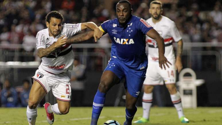 Zagueiro Manoel em ação pelo Cruzeiro (Foto: Daniel Vorley/AGIF)