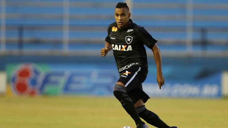 Arnaldo, ao todo, soma 41 jogos pelo Botafogo. Saída foi em comum acordo (Foto: Vitor Silva/SSPress/Botafogo)
