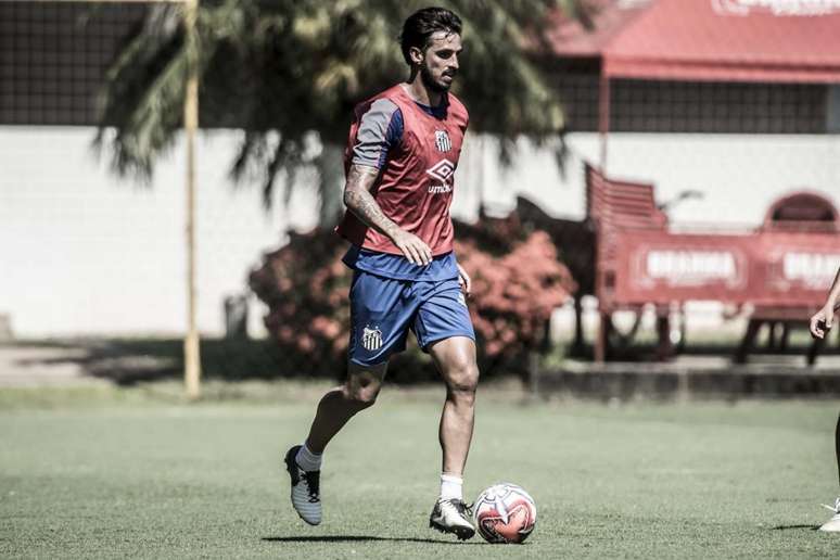 Ruiz treina de colete na pré-temporada: meia quer mais oportunidades em outro time (Foto: Ivan Storti/Santos)