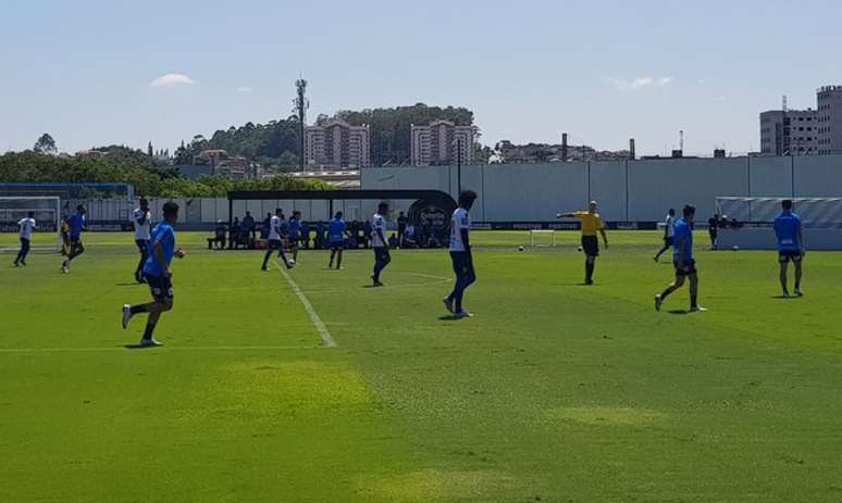 Corinthians e Nacional fizeram jogo-treino no CT Joaquim Grava (Foto: Guilherme Amaro)