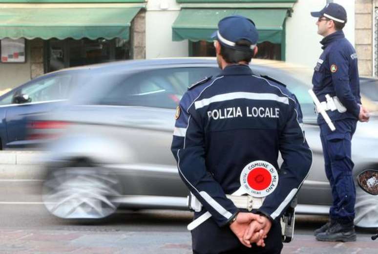 Agentes de polícia fazem blitz em Milão, na Itália