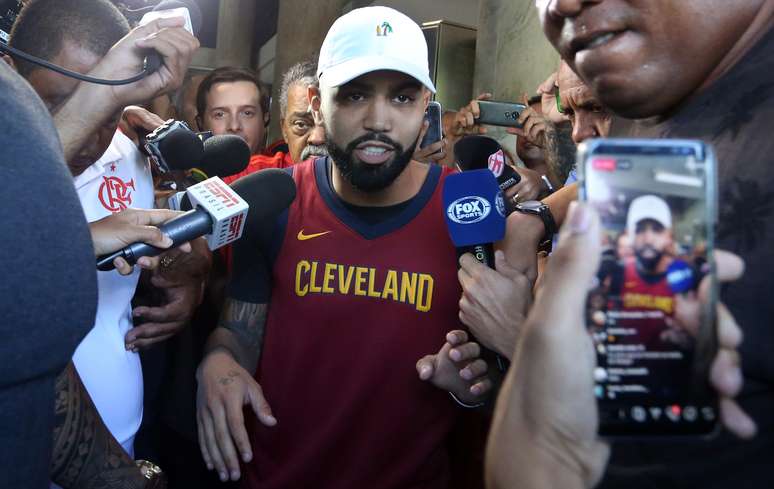 O atacante Gabriel Barbosa, o Gabigol, anunciado como novo reforço do Flamengo, desembarca no aeroporto Santos Dummont, no centro do Rio de Janeiro, na manhã desta quarta-feira, 09. O atacante, que pertence à Inter de Milão, assinará o contrato de empréstimo com o Flamengo até o fim desta temporada