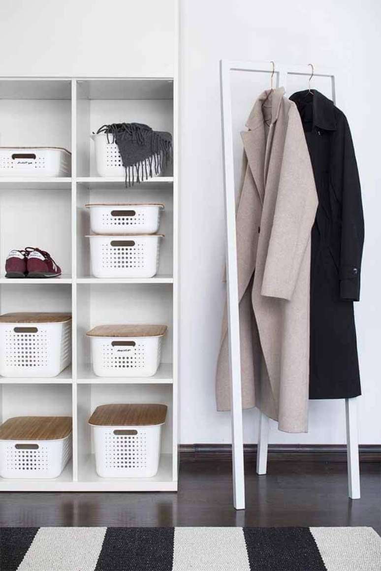 18. Decoração clean para closet com caixa organizadora com tampa – Foto: Meillä kotona