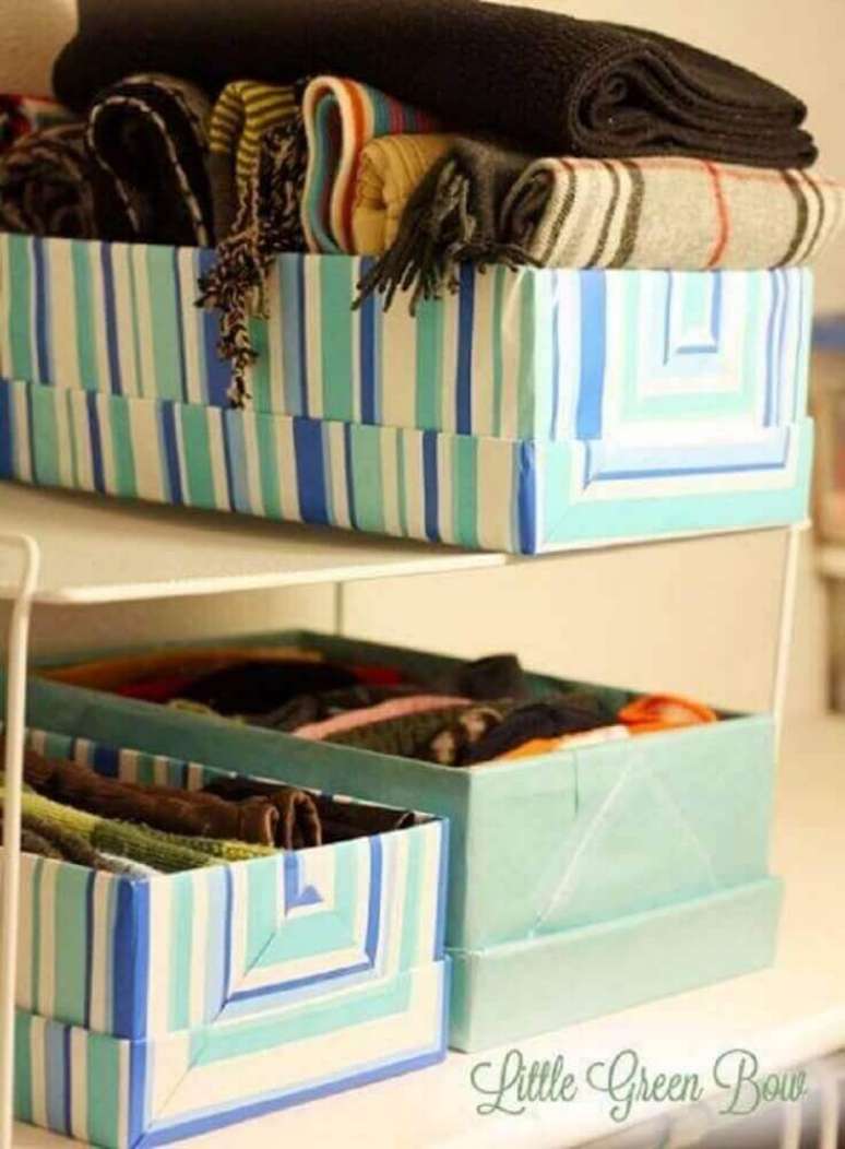 27. A caixa organizadora de papelão é perfeita para guardar objetos leves – Foto: Little Green Bow