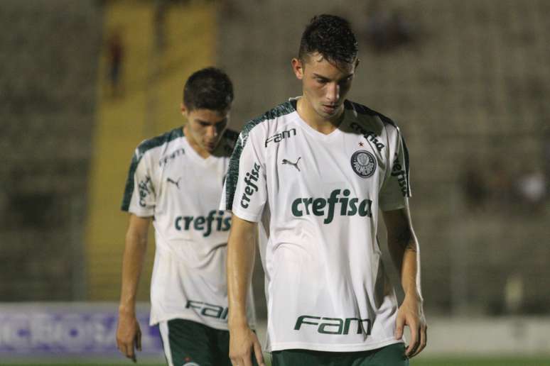 Jogadores do Palmeiras lamentam na partida contra o Capivariano, válida pela terceira rodada do Grupo 13 da Copa São Paulo de Futebol Júnior, na Arena Capivari, em Capivari, interior de São Paulo, nesta quarta-feira, 09. O Capivariano venceu por 1 a 0