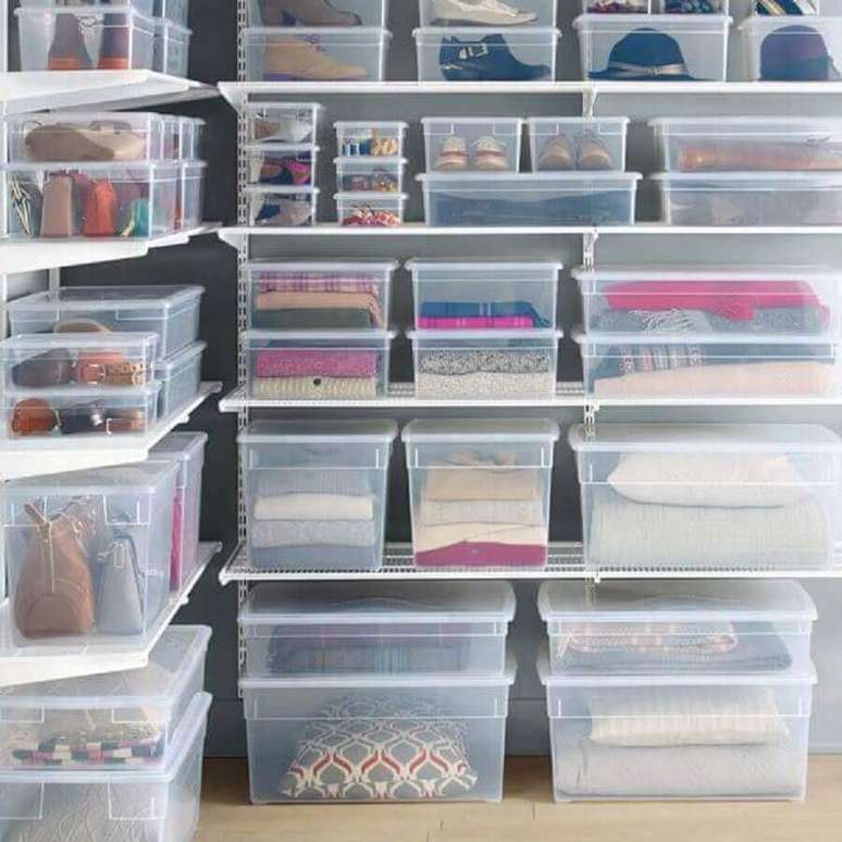 39. O closet ficou muito mais organizado utilizando as caixas organizadoras com tampa – Foto: Homebnc