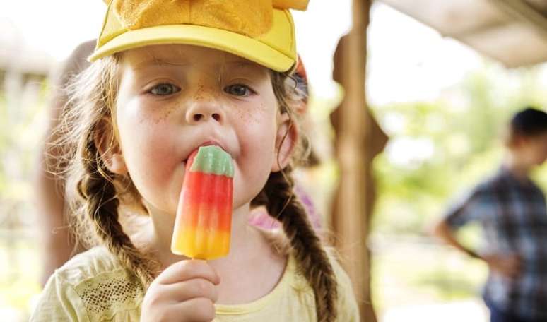 “Alimentos como os doces podem ser liberados eventualmente após as refeições, como almoço ou jantar. Porém, é importante ficar atento aos exageros e não permitir que a criança coma tudo deliberadamente”, explica Perim.