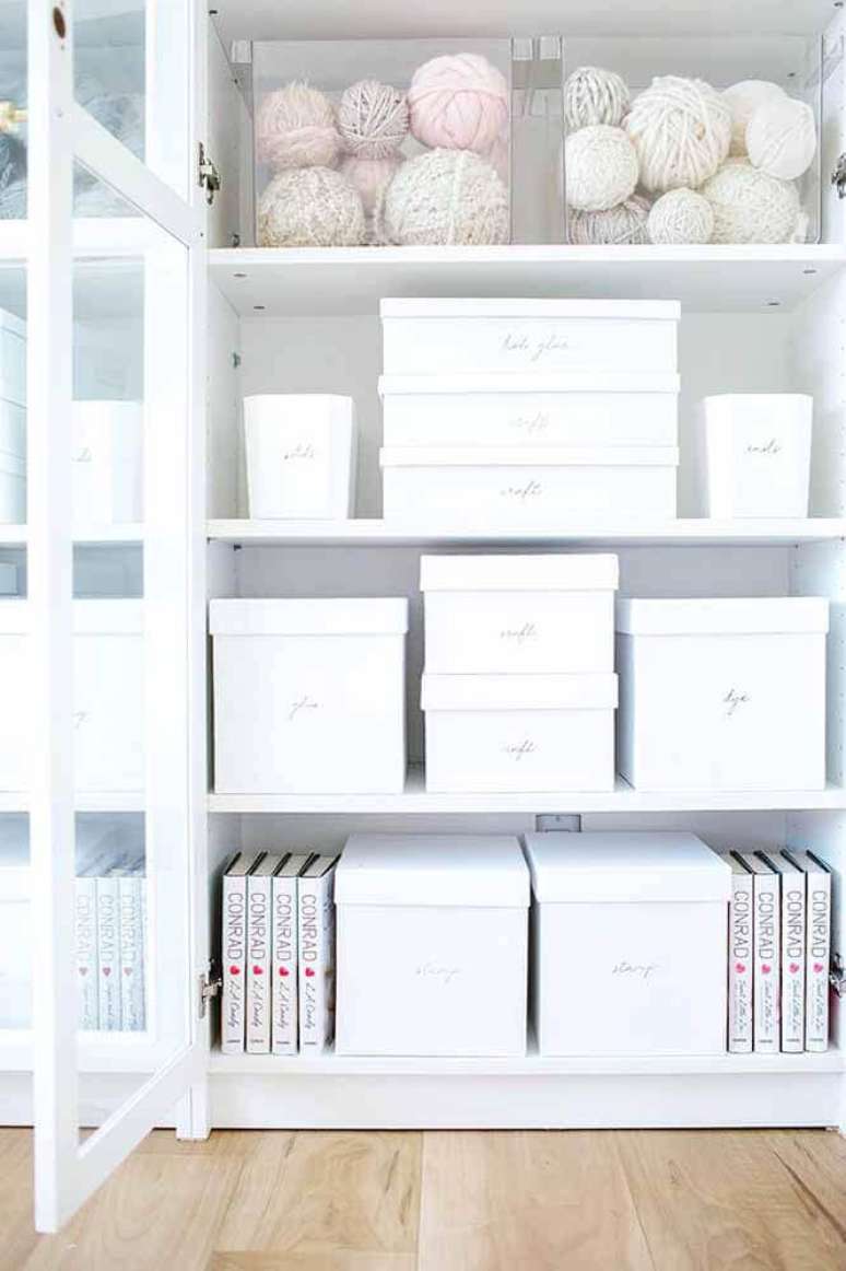 2. A caixa organizadora é um item indispensável para manter o armário sempre organizado – Foto: Lauren Conrad