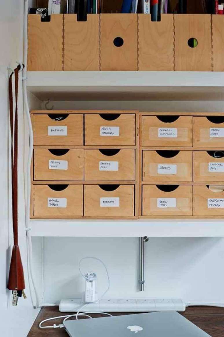 45. As caixas organizadoras são ótimas para manter os documentos no home office sempre em ordem – Foto: Home Decorating Ideas