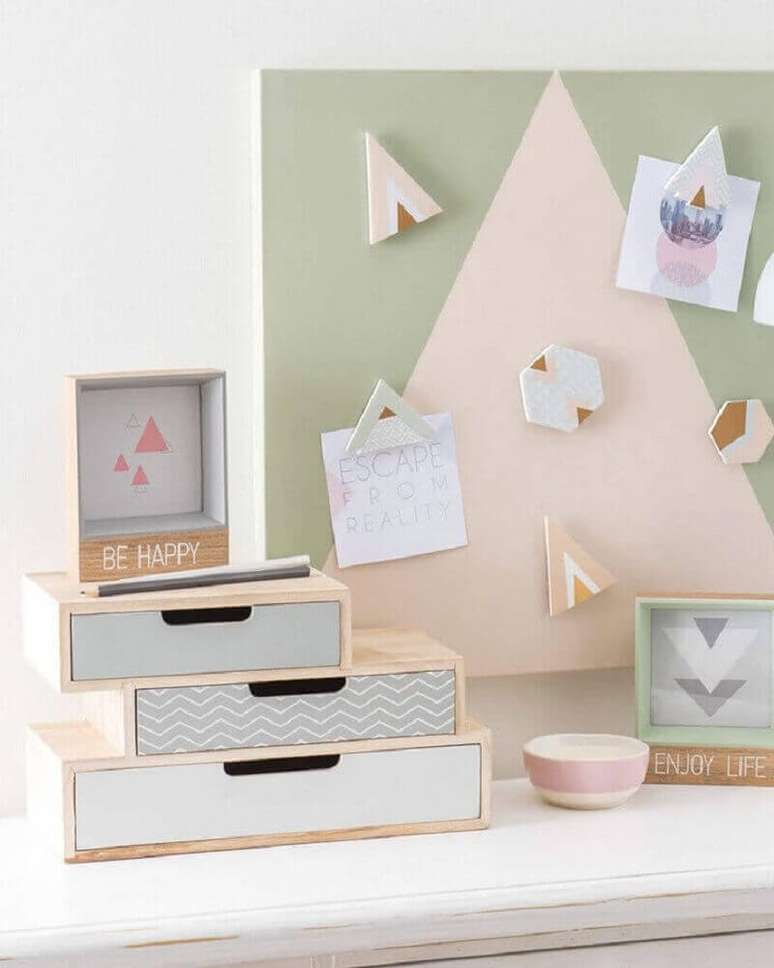 51. Decoração minimalista em tons pastéis com caixas organizadoras pequenas de madeira – Foto: Les Idées de ma maison
