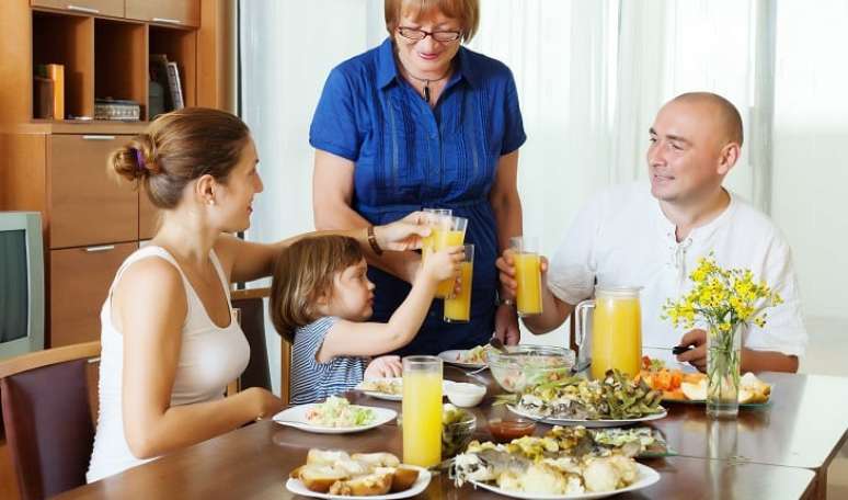 De acordo com Rosana Perim, o ideal é tentar conservar os horários do café da manhã, almoço, lanche da tarde e jantar. Uma dica é, sempre que possível, acompanhar a criança nas refeições. 