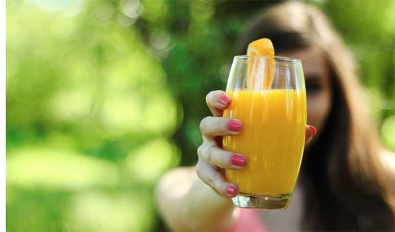 Durante o jejum intermitente, &aacute;gua, caf&eacute;, ch&aacute; e sucos pouco cal&oacute;ricos est&atilde;o liberados.