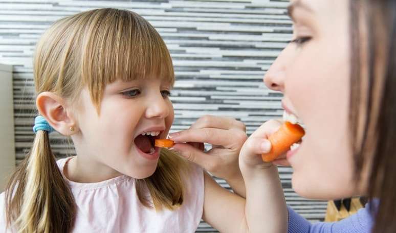 Algumas dicas pr&aacute;ticas podem ajudar nas f&eacute;rias. Para come&ccedil;ar, d&ecirc; um bom exemplo aos seus filhos e aproveite para ter uma alimenta&ccedil;&atilde;o saud&aacute;vel ao lado deles. 