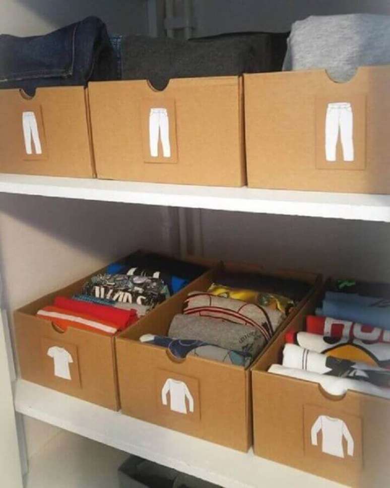 58. Aqui o closet está mais funcional utilizando a caixa organizadora de papelão com etiquetas – Foto: Yandex