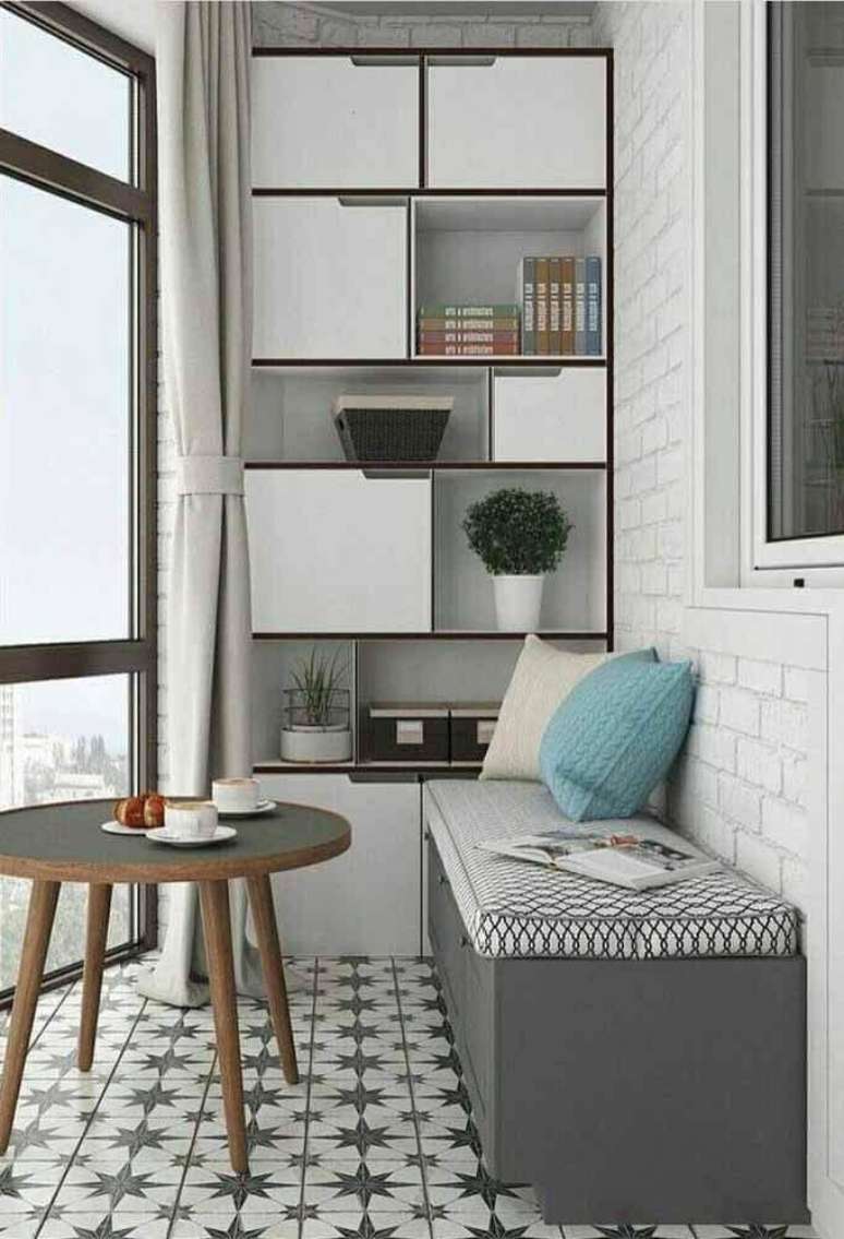 62. Varanda decorada com estante com caixa organizadora grande – Foto: Pinterest