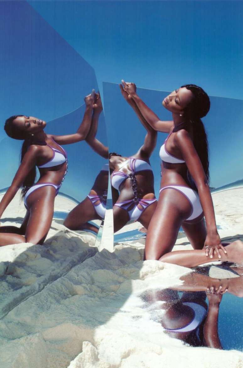 Naomi Campbell posa na praia com biquíni assinado por ela em parceria com Amir Slama Fotos: Divulgação/Amir Slama)