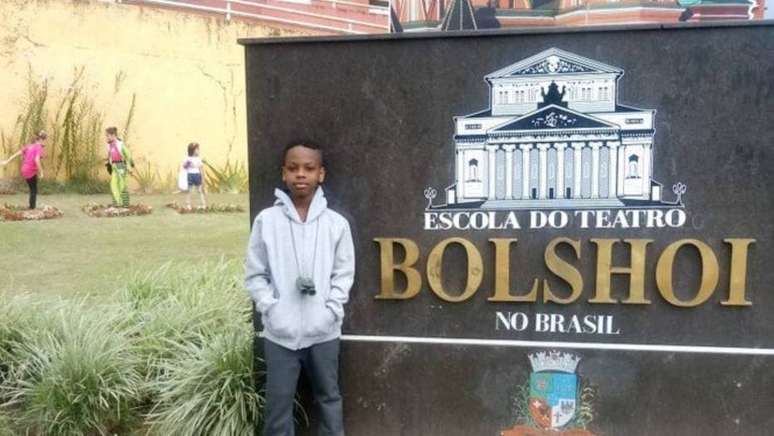 O brasileiro Jonathan de Araújo, de nove anos, sonha em estudar balé no Bolshoi.