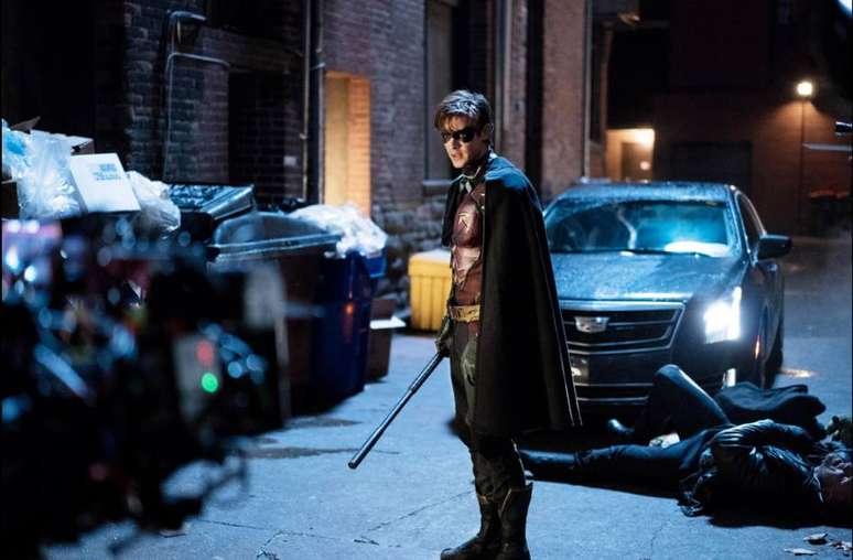 O policial Dick Grayson se transforma em Robin em 'Titãs'.