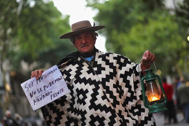 Manifestante protesta em Buenos Aires contra o alto custo da energia el&eacute;trica 10/01/2019 REUTERS/Marcos Brindicci