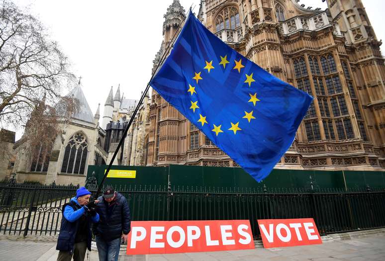 Manifestantes anti-Brexit em frente ao Parlamento brit&acirc;nico, em Londres 10/01/2019 REUTERS/Toby Melville