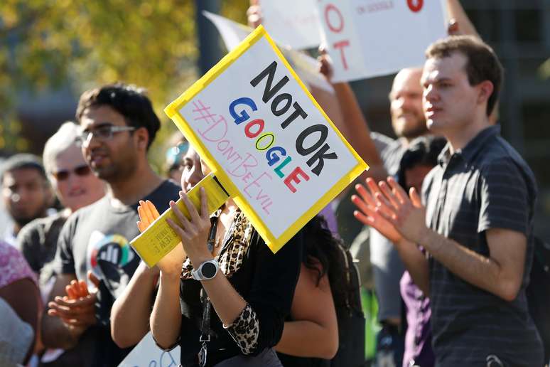 Um funcionário do Google segura um cartaz durante uma "paralisação feminina" em seus escritórios do Googleplex em protesto contra o pagamento de um grande valor  o chefe do Android, Andy Rubin, bem como preocupações com vários outros gerentes que supostamente se envolveram em má conduta sexual na empresa./11/ 2018. REUTERS/Stephen Lam