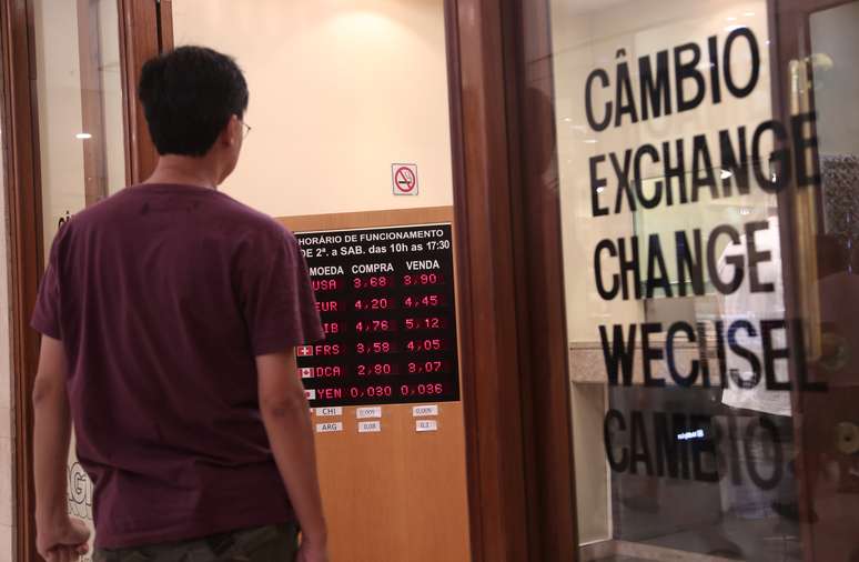 A board displays the Real-U.S. dollar and several foreign currencies exchange rates in Sao Paulo, Brazil January 8, 2019. Picture taken January 8, 2019. REUTERS/Amanda Perobelli - RC171F295DA0