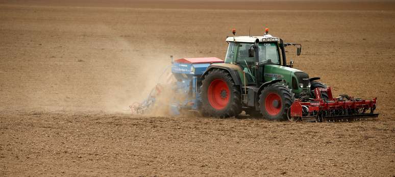 A French farmer sows wheat in Aubigny-au-Bac as extreme drought hits France, October 26, 2018.   REUTERS/Pascal Rossignol - RC13E5A4FD00