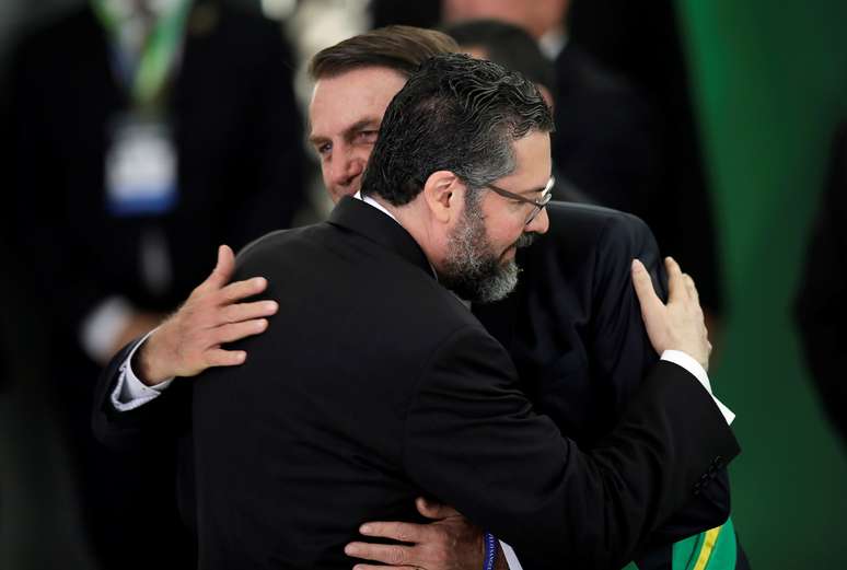 Presidente Jair Bolsonaro e chanceler Ernesto Araújo se abraçam durante a posse
01/01/2019
REUTERS/Ueslei Marcelino