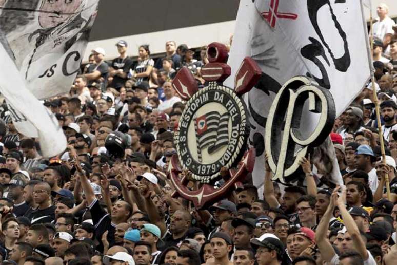 Torcida do Corinthians faz festa durante treino na Arena (Foto: Daniel Augusto Jr./Ag. Corinthians)