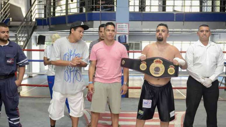 Dom Garcia posa com o cinturão de campeão brasileiro de boxe, conquistado em 2018 (Foto: Divulgação)