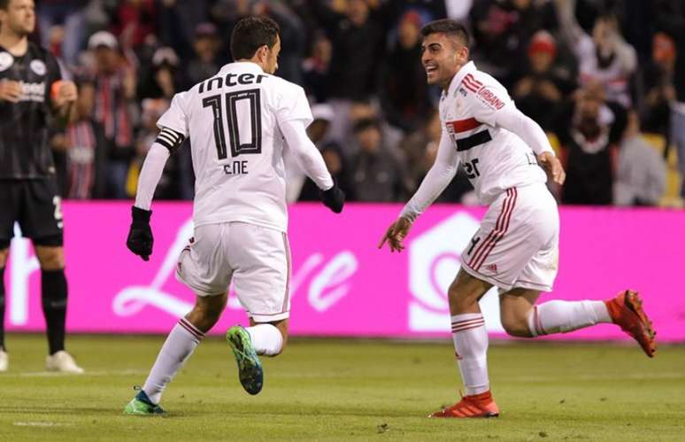 Liziero comemora com Nenê o gol marcado pelo camisa 10 contra o Eintracht Frankfurt - Rubens Chiri/saopaulofc.net