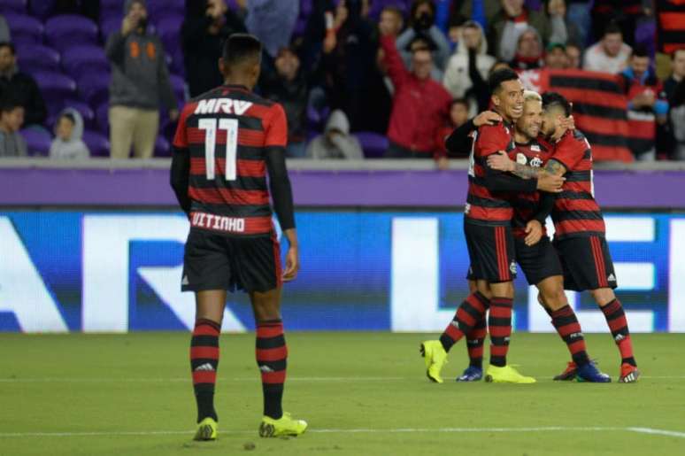 Uribe é celebrado por companheiros: colombiano começou 2019 em alta (Foto: Alexandre Vidal/Flamengo)