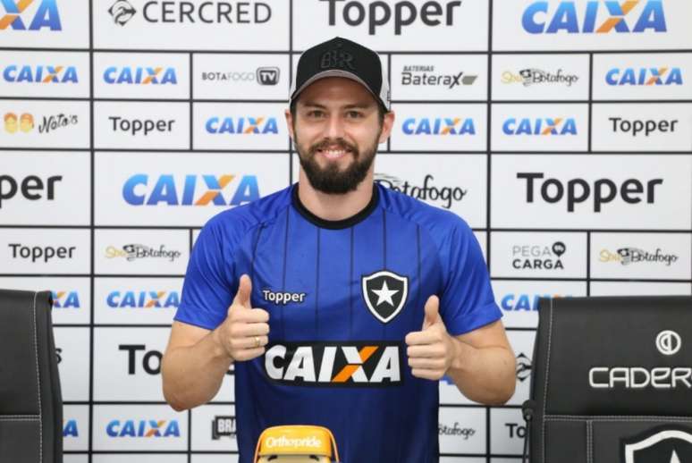 João Paulo entrou na sala de imprensa e rapidamente anunciou a renovação (Foto: Reprodução / Twitter BFR)