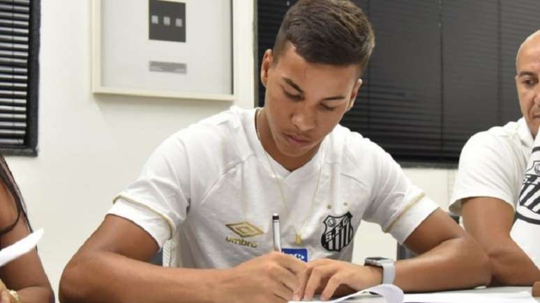 Após indefinição, Kaio Jorge assinou contrato profissional com o Santos nesta sexta-feira (Foto: Ivan Storti/Santos)