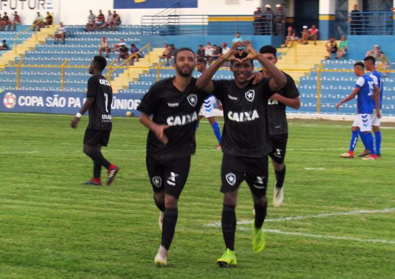 Rhuan comemora um dos gols que marcou na partida (Foto: Fábio de Paula/Botafogo)