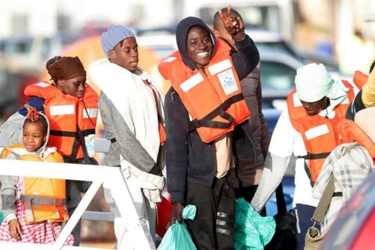 Migrantes a bordo de navio da ONG Sea Watch