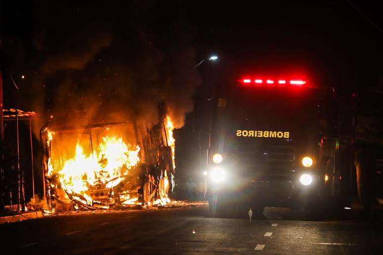 Ônibus é incendiado no Conjunto Habitacional Alameda das Palmeiras, no bairro Pedras, na cidade de Fortaleza, no Ceará, no dia 8 de janeiro