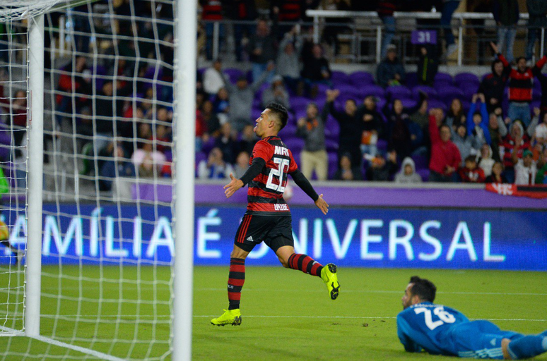 Fernando Uribe comemora gol no duelo contra o Ajax pela Copa da Flórida