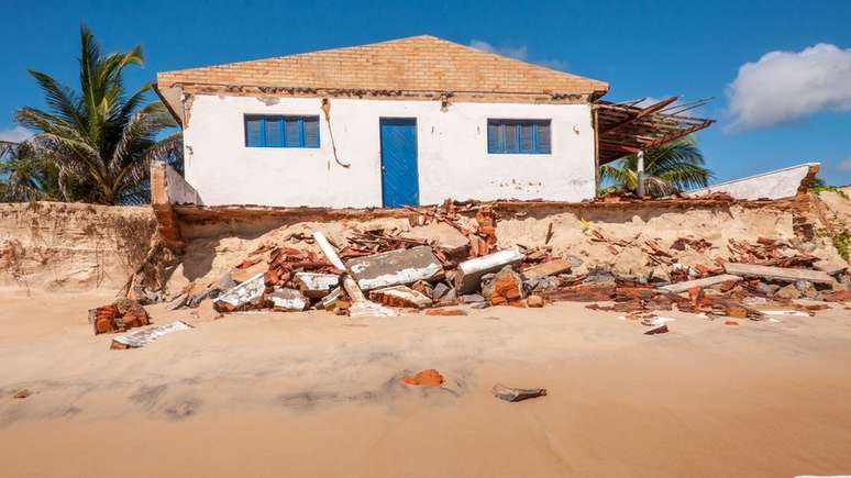 Na praia de Pititinga (foto), em Natal, o avanço do mar diminuiu a faixa de areia e engoliu construções