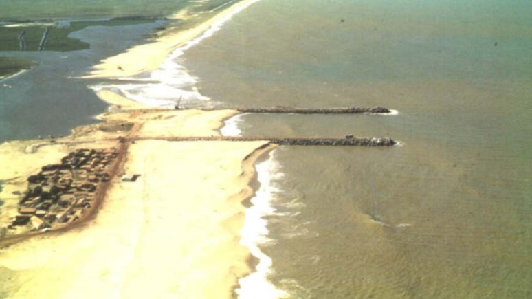 A construção de guias-correntes para manter aberto o Canal do Furado, no Rio de Janeiro, fez com que a areia se acumulasse de um lado e que do outro houvesse erosão