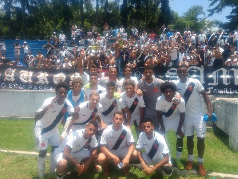 Jogadores do Vasco comemoram vitória e classificação na Copinha