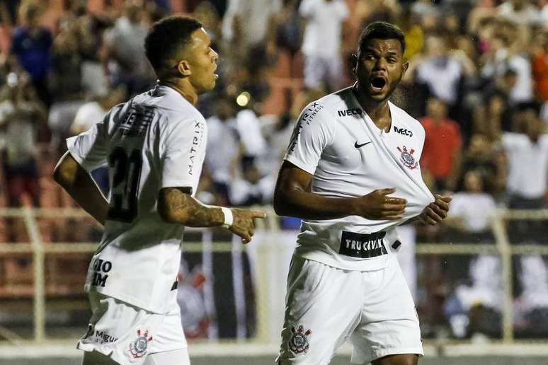 Corinthians goleia o Porto-PE e avança de fase na Copinha.