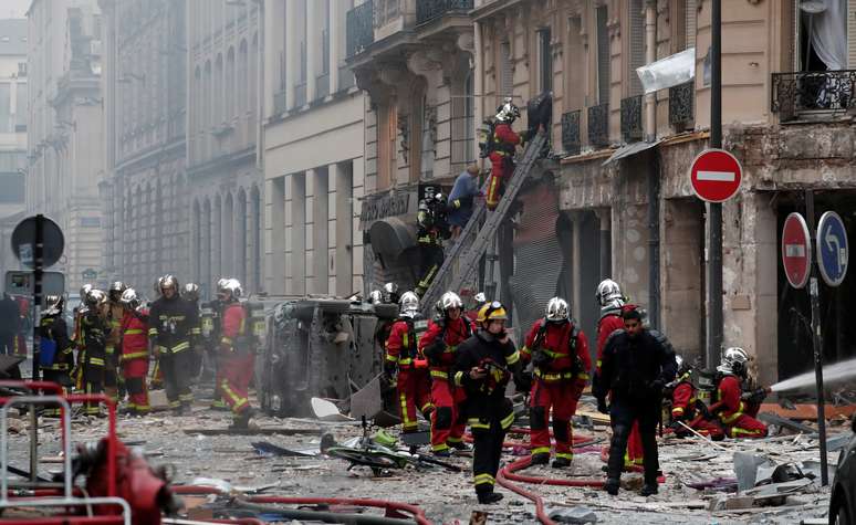 Bombeiros trabalham no local de uma explos&atilde;o em uma padaria no 9&ordm; distrito em Paris, Fran&ccedil;a, 12/01/2019 REUTERS/Benoit Tessier