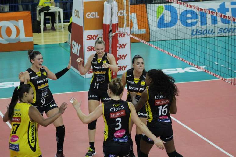 Praia Clube agora ocupa a primeira posição da Superliga feminina (Foto: Divulgação)