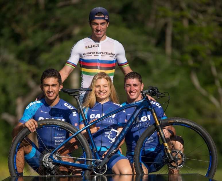 Henrique Avancini e os três atletas que compõem sua nova equipe de ciclismo (Foto: Divulgação)