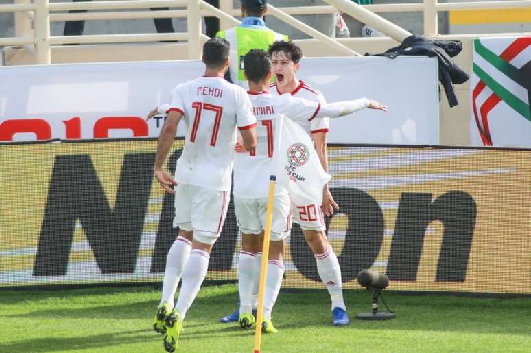 Taremi (17) e Amiri (11) comemoram o gol marcado por Azmoun (Foto: Divulgação/AFC)