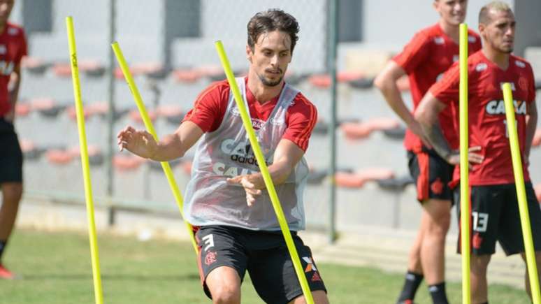 Rodrigo Caio em treino do Flamengo: zagueiro quer conquistar títulos em 2019 (Foto: Alexandre Vidal/Flamengo)