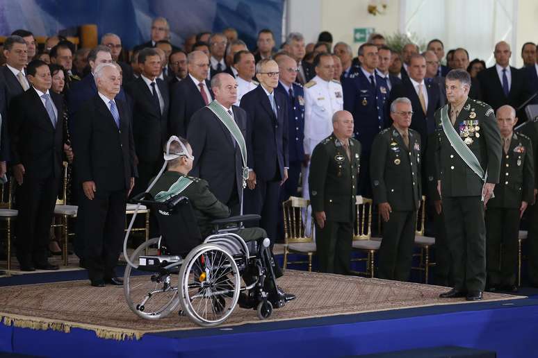 O general Eduardo Villas Bôas (E) transmite o cargo de comandante do Exército para o general Edson Leal Pujol (D), em cerimônia realizada no clube do Exército, em Brasília (DF), na manhã desta sexta-feira (11).
